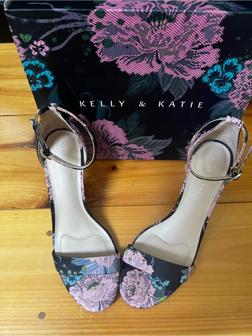 NEW Kelly and Katie Kirsty Floral Tapestry Strappy Heels. SZ 8